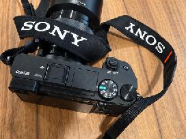 Sony A6400 fotoaparatas su priedais