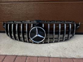Mercedes-benz C klasė w205 su kamera grotelės
