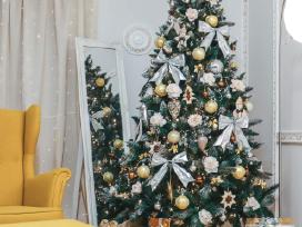 Dirbtinė eglė 220cm (su kankorėžiais)
