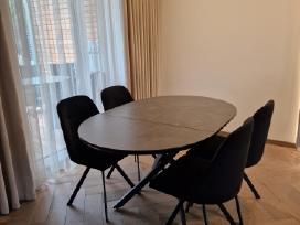 Parduodamas stalo ir 4 kėdžių komplektas