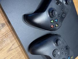 Xbox one x 1tb su dviem pultais