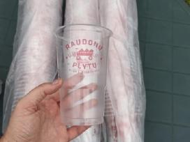 Raudonų plytų plastikiniai puodeliai