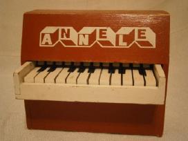Sovietmečio žaislinis pianinas
