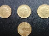 Monetos, banknotai ir Rusijos rubliai.