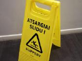 Pastatomas įspėjamasis ženklas „Atsargiai slidu“ - nuotraukos Nr. 3