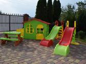 "6w1" Namelis+staliukas su suoliukais+čiuožykla