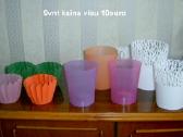 Geliu plastmasiniai vazonai.