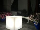Šviečiantis lauko baldas- staliukas tinka terasose