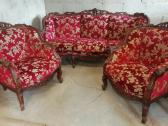 Trisede sofa ir du foteliai su drozinukais