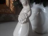 Skulptūrėlė mergaitė su puokšte