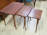 Vintažinių mid century tikmedžio staliukų trio