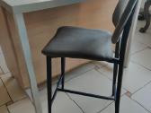 Pilka baro kėdė su atlošu