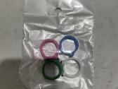 Keturi įvairiaspalviai plastmasiniai žiedai - nuotraukos Nr. 3