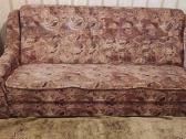 Parduodama ištiesiama aksominė sofa