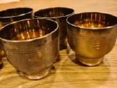 Vintažinis rinkinys metalinių taurelių su padėklu - nuotraukos Nr. 9