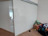 Grūdinto stiklo stumdomos durys su rėmu