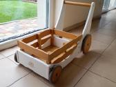 Medinis „kinderfeets“ vežimėlis – stumdukas