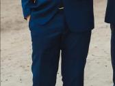 Tamsiai mėlynas kostiumas