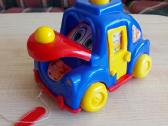 Žaislinis automobiliukas su virvele judančiu