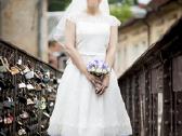 A tipo siuvinėta neilga vestuvinė suknelė