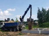 Sunkvežimis su kaušu ir kranu fiskaras buldozeris