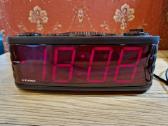 Elektronines laikrodis žadintuvas radijas
