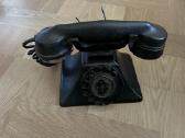 Vintazinis telefono aparatas, lentynele, atsakikli