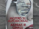 Moteris su automobiliu, akiniais ir ginklu