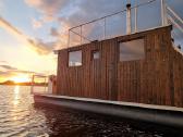 Pramoginis trimaranas, pirtis ant vandens