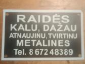 Raidžių užrašų kalimas ant paminklo kapinėse - nuotraukos Nr. 2