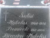 Raidžių užrašų kalimas ant paminklo kapinėse - nuotraukos Nr. 4