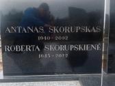 Raidžių užrašų kalimas ant paminklo kapinėse - nuotraukos Nr. 9