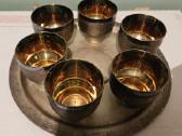 Vintažinis rinkinys metalinių taurelių su padėklu - nuotraukos Nr. 2