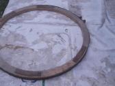 Mediniai lankai, sudarantys ratą, kaustyti metalu
