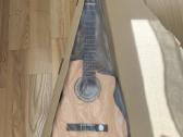 Parduodama nauja gitara su dėklu
