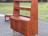 Mid-century Daniska komoda su lentynomis