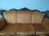 Sofa medinių rėmu