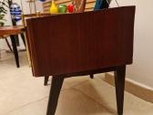 Vintažinė mid century raudonmedžio spintukė - nuotraukos Nr. 5