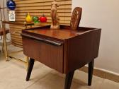 Vintažinė mid century raudonmedžio spintukė - nuotraukos Nr. 24