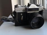 Antikvarinis fotoaparatas Zenit-e ir blykstė