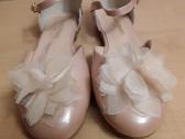 Russell and Bromley pelenų rožės basutės