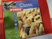 Pyrex karščiui apsparus indas su dangčiu