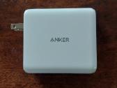 Power bankas Anker su laidais.