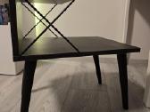Modernus minimalistinis naktinis staliukas