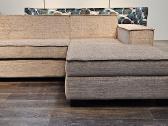 Kampinė sofa su miegama dalimi bei dėže patalynei.