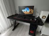 Tvarkingas Red&black gaming setupas