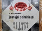 E. Račiūnienė Jaunajai šeimininkei 1970 m.