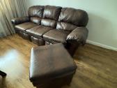 Juodojo Alksnio odine sofa su pufu