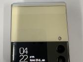 Samsung Galaxy Z Flip3 5G su ekrano defektu.