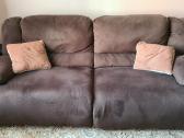 Laura Ashley sofa su reglaineriu